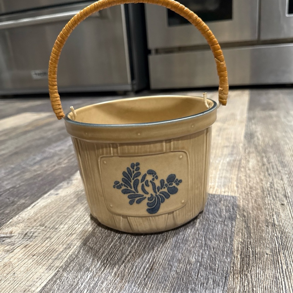 Pfaltzgraff Folk Art Tan and Navy Stoneware Floral Berry Basket